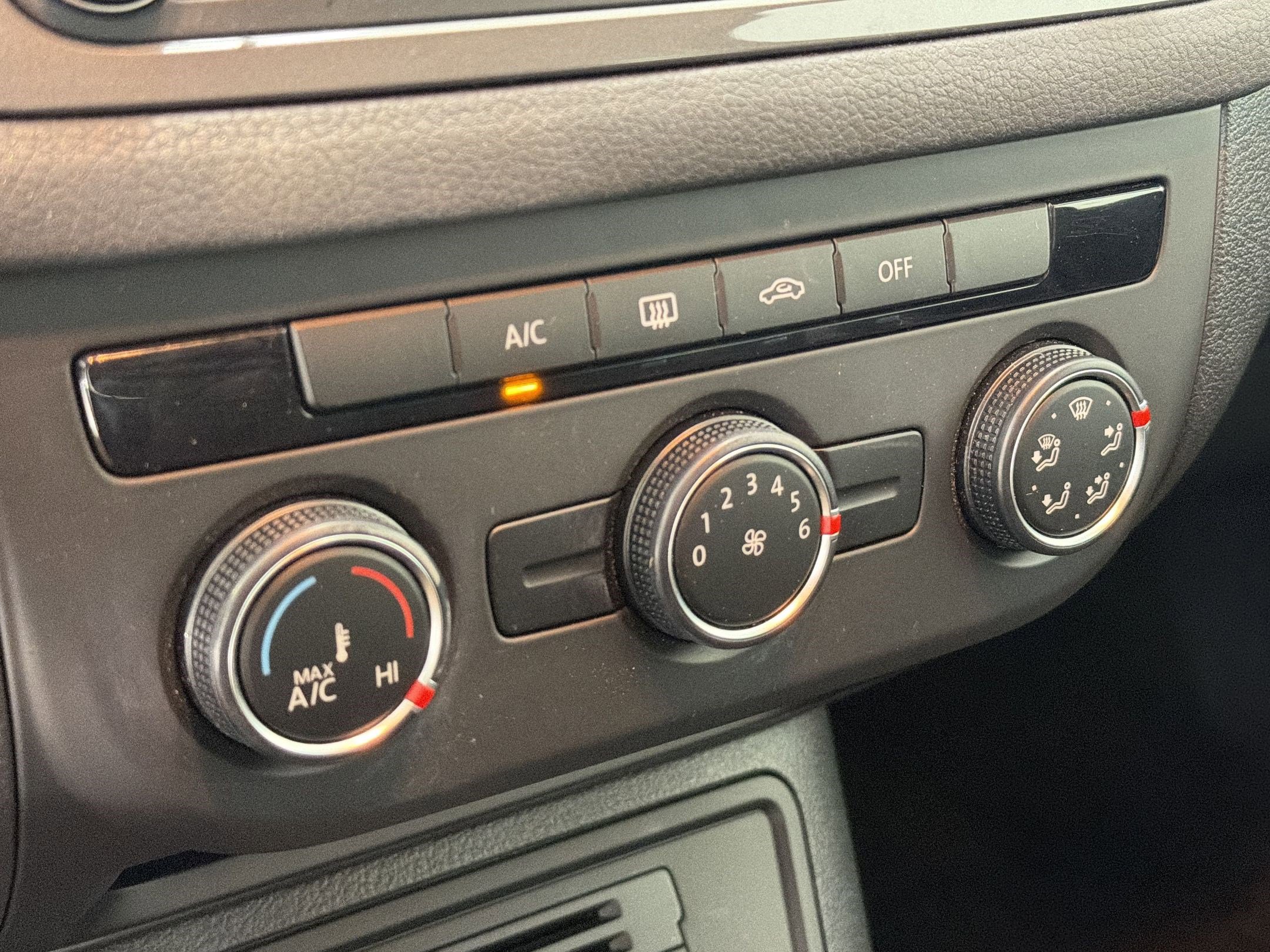 Used 2017 Volkswagen Tiguan S image 14