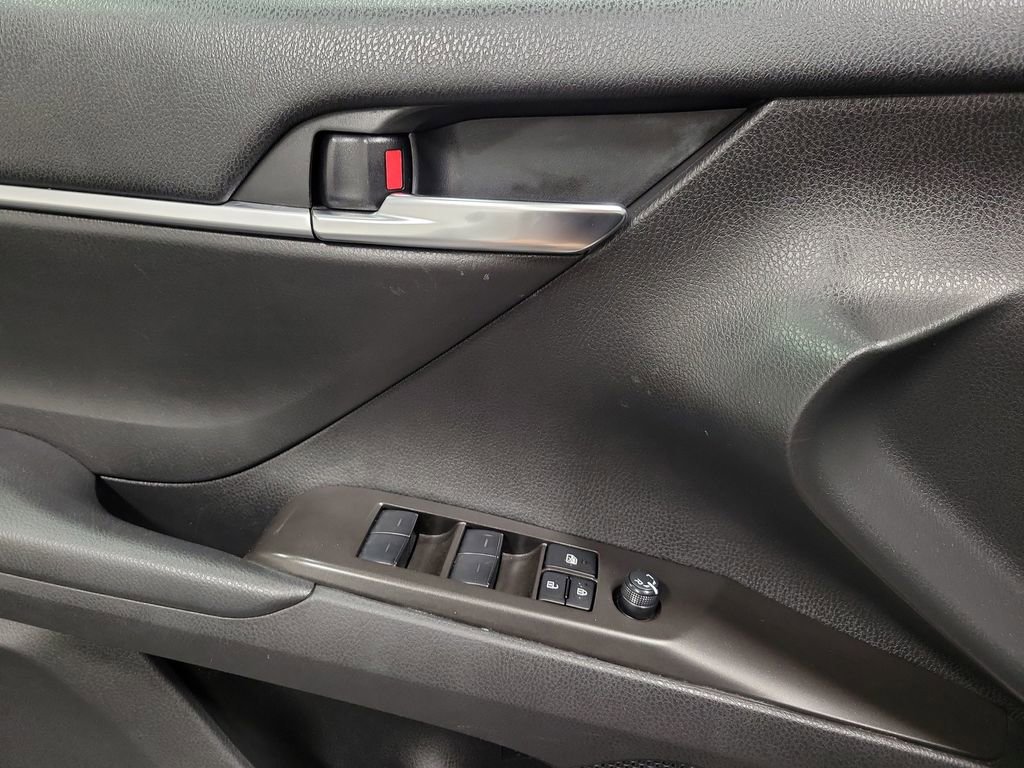 Used 2023 Toyota Camry SE image 19