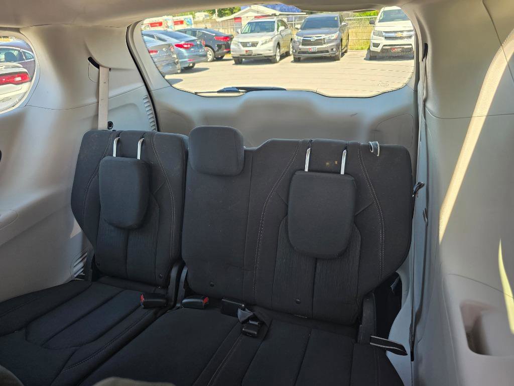 Used 2018 Chrysler Pacifica LX w/ Tire & Wheel Group FWD image 7