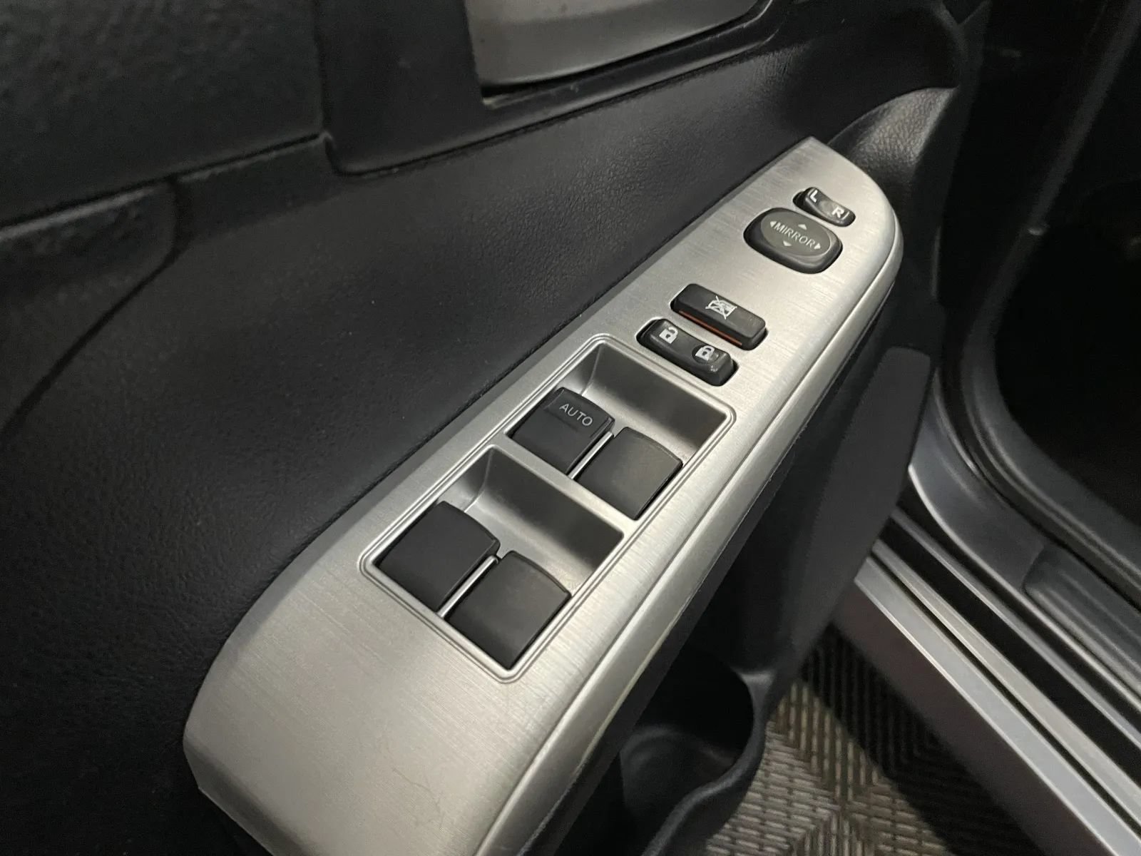 Used 2013 Toyota Camry SE w/ Leather Pkg FWD image 28