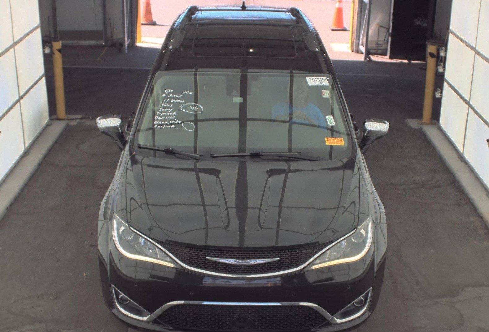 Used 2017 Chrysler Pacifica Limited w/ UConnect Theater Package FWD image 2