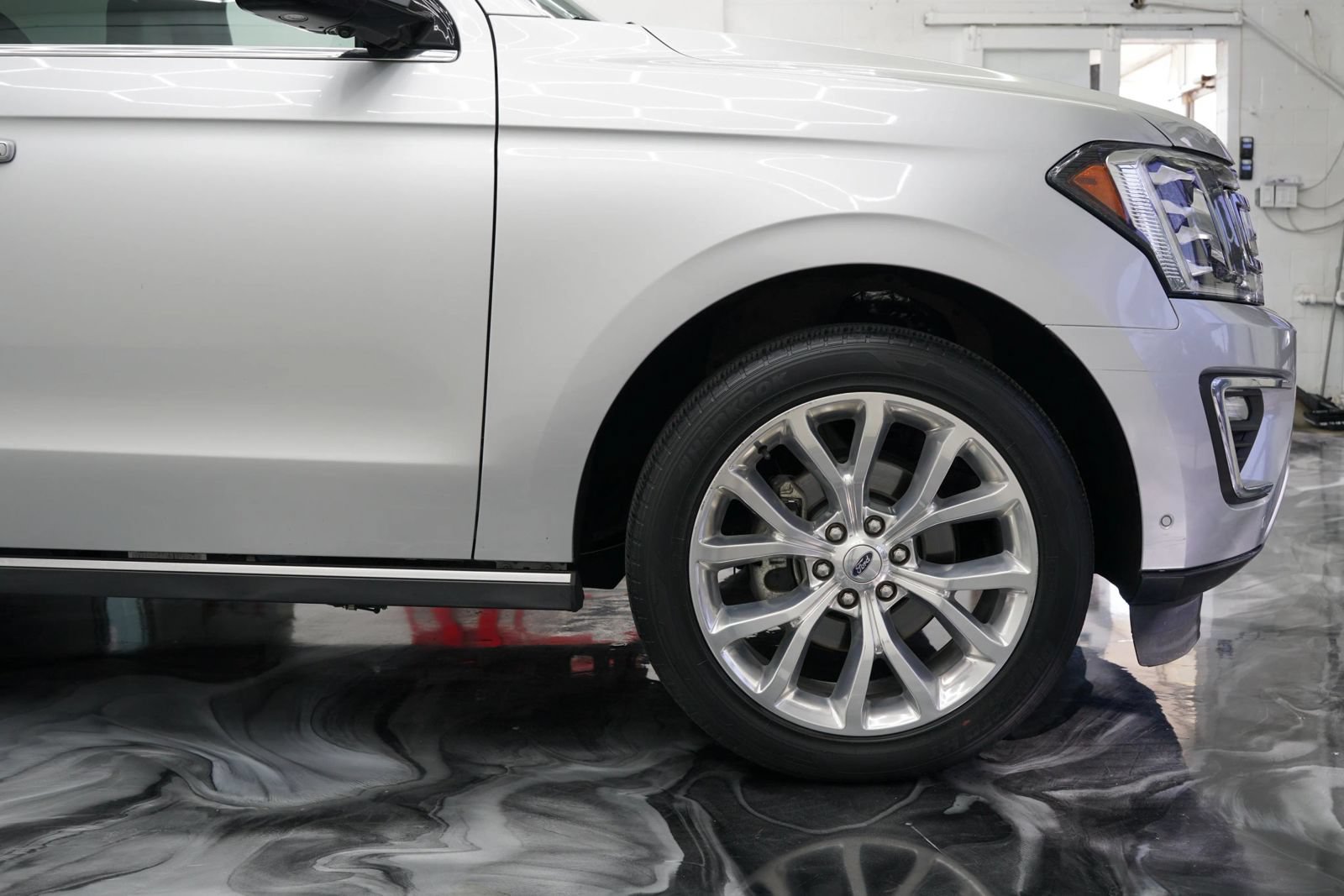 Used 2019 Ford Expedition Limited w/ Equipment Group 302A AWD/4WD image 5