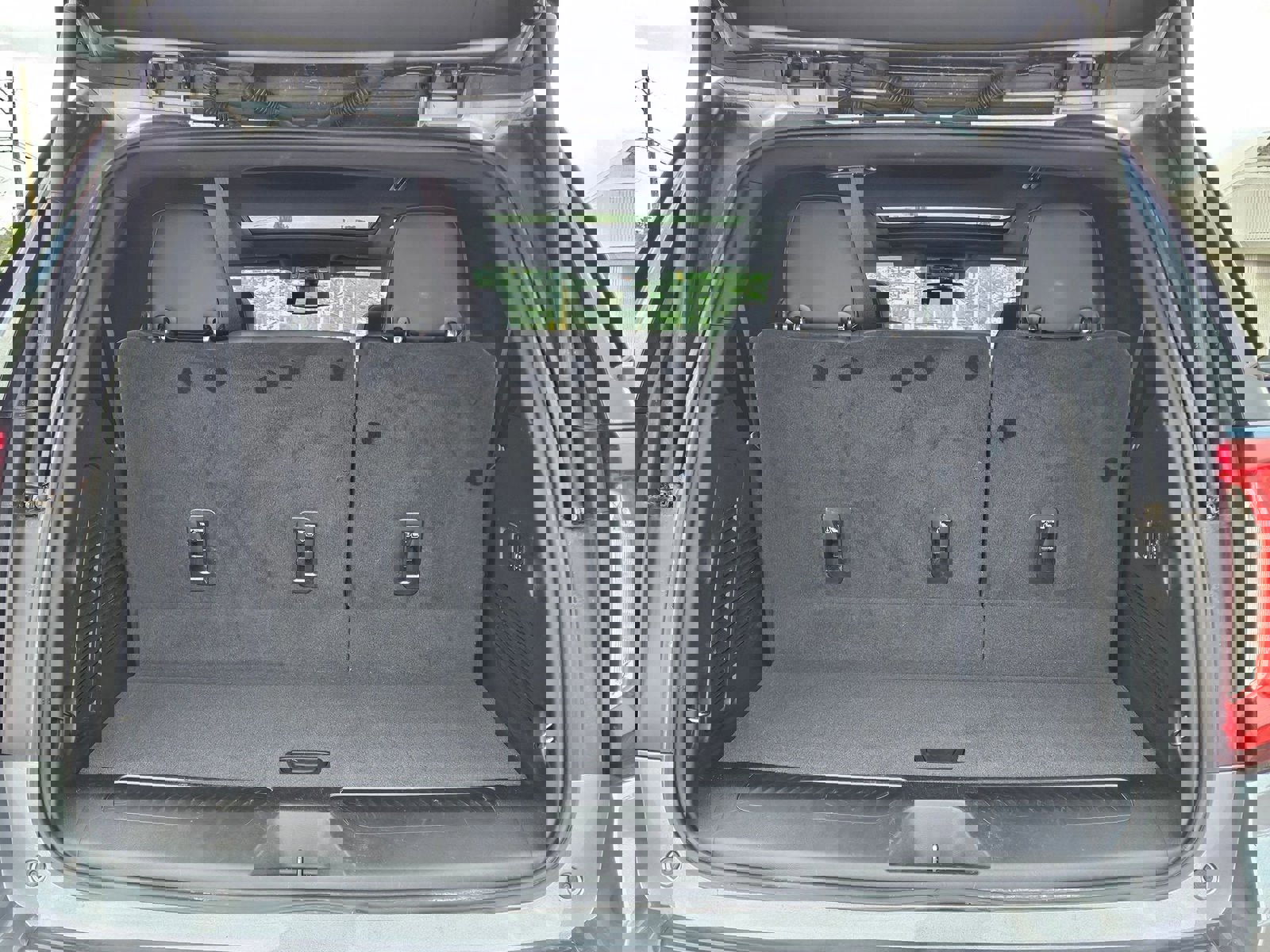 Used 2022 GMC Yukon SLT w/ SLT Luxury Package image 4