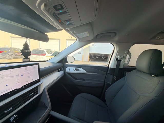 Used 2025 Ford Explorer Active AWD/4WD image 29
