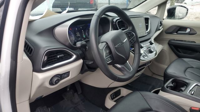 Certified 2024 Chrysler Pacifica Touring-L image 8