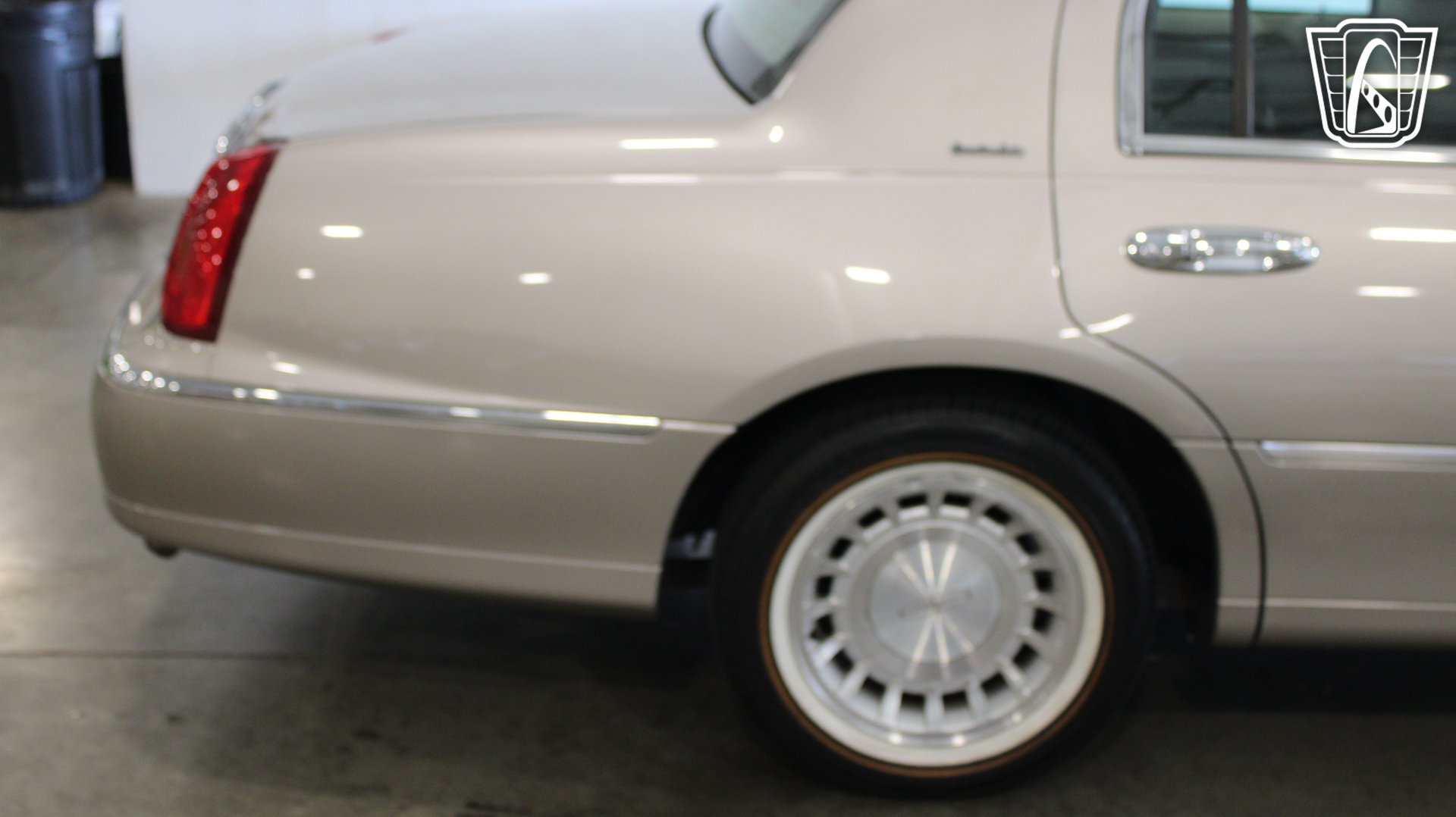 Used 2002 Lincoln Town Car Executive RWD image 28