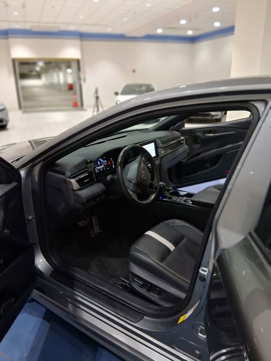Used 2025 Toyota Camry SE w/ Convenience Package image 16