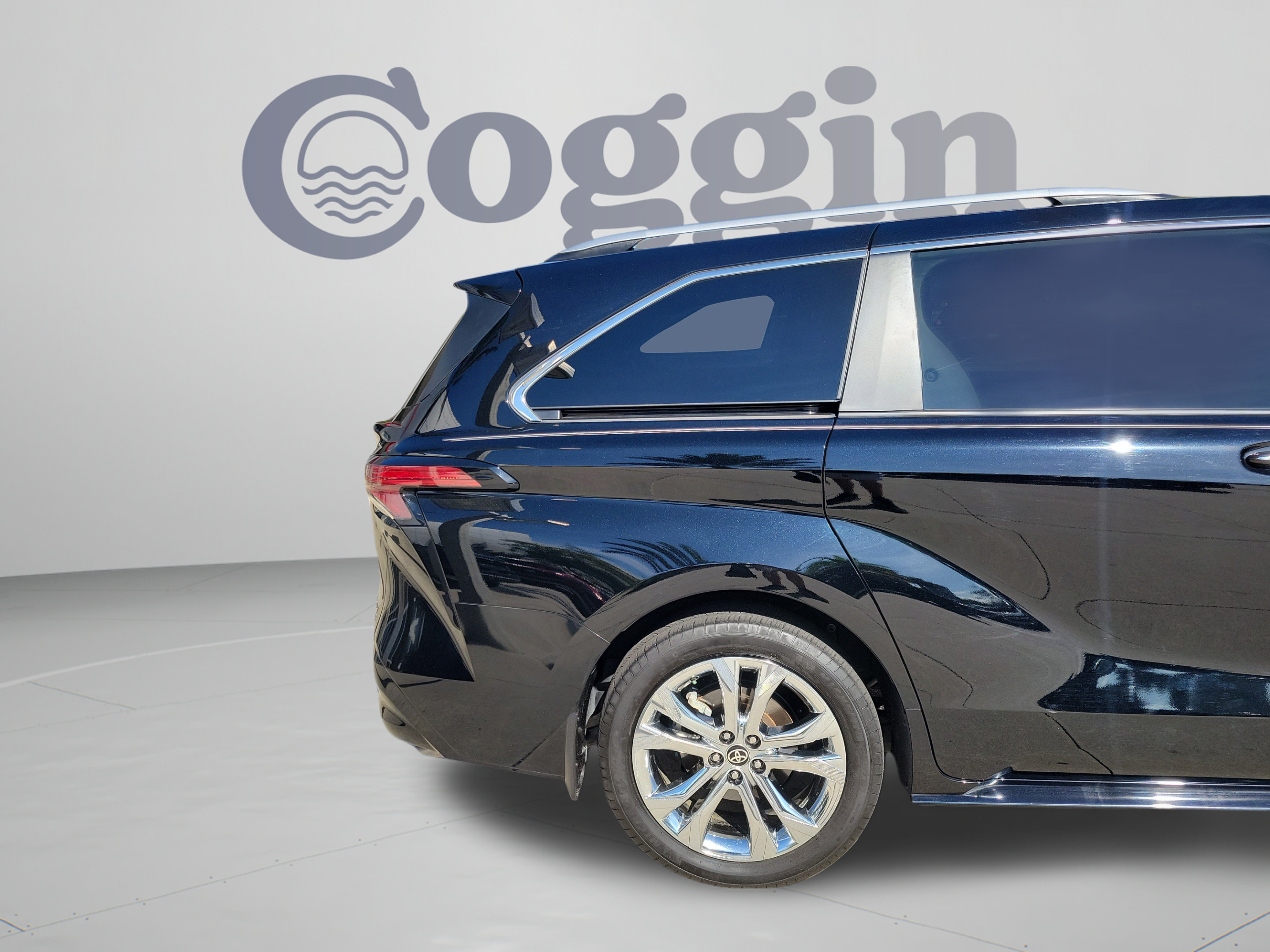 Certified 2024 Toyota Sienna Platinum FWD image 30
