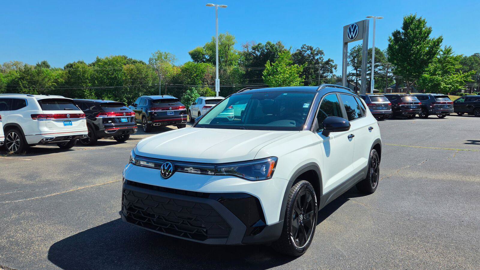 New 2027 Volkswagen Taos SE FWD image 8