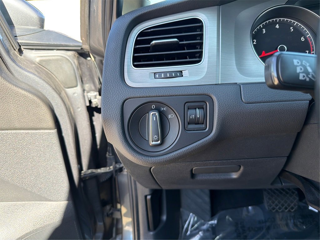 Used 2016 Volkswagen Golf S image 18