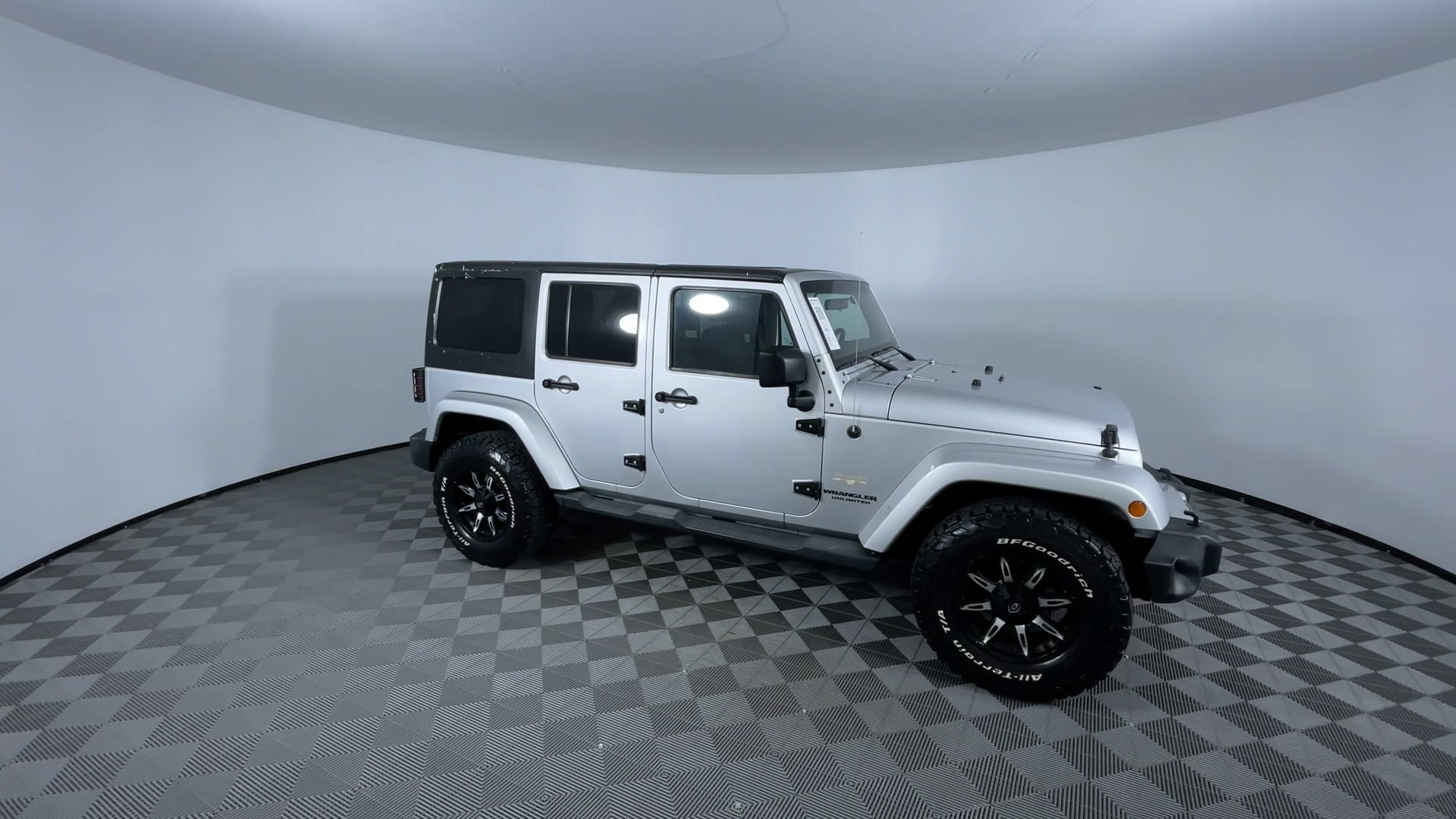Used 2012 Jeep Wrangler Unlimited Sahara w/ Connectivity Group AWD/4WD image 2