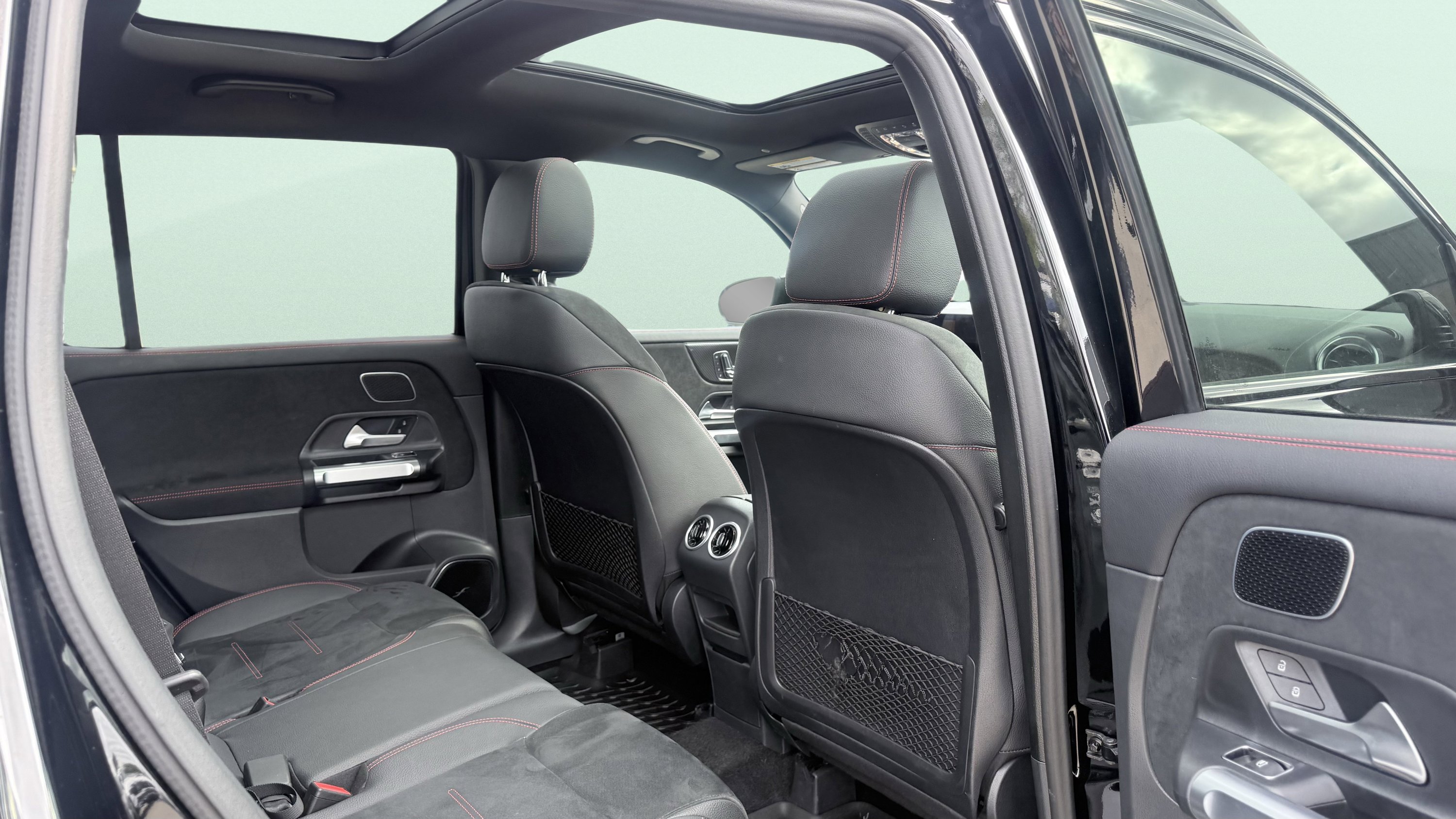 Used 2024 Mercedes-Benz GLB 250 image 40