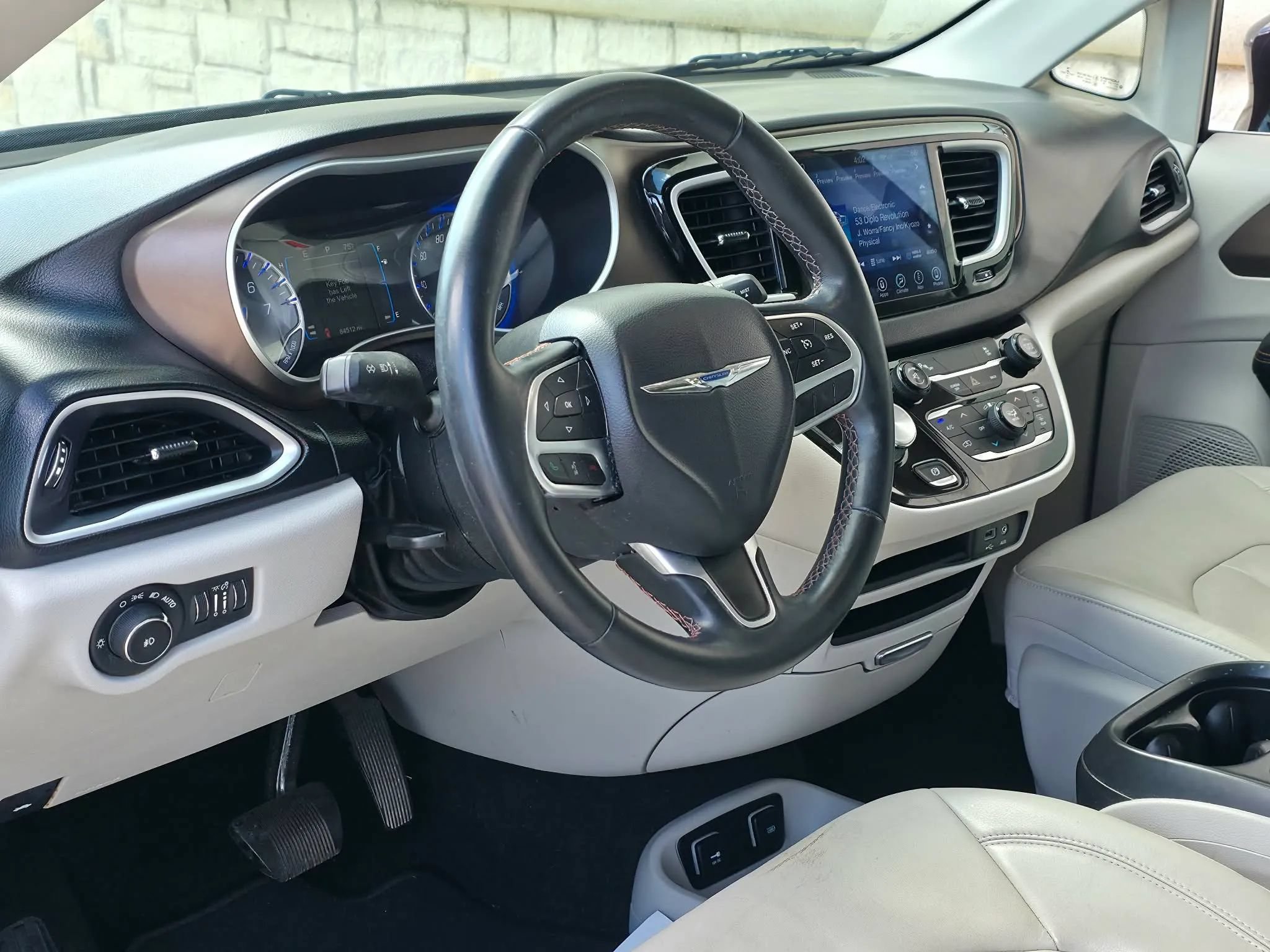 Used 2017 Chrysler Pacifica Touring-L FWD image 9