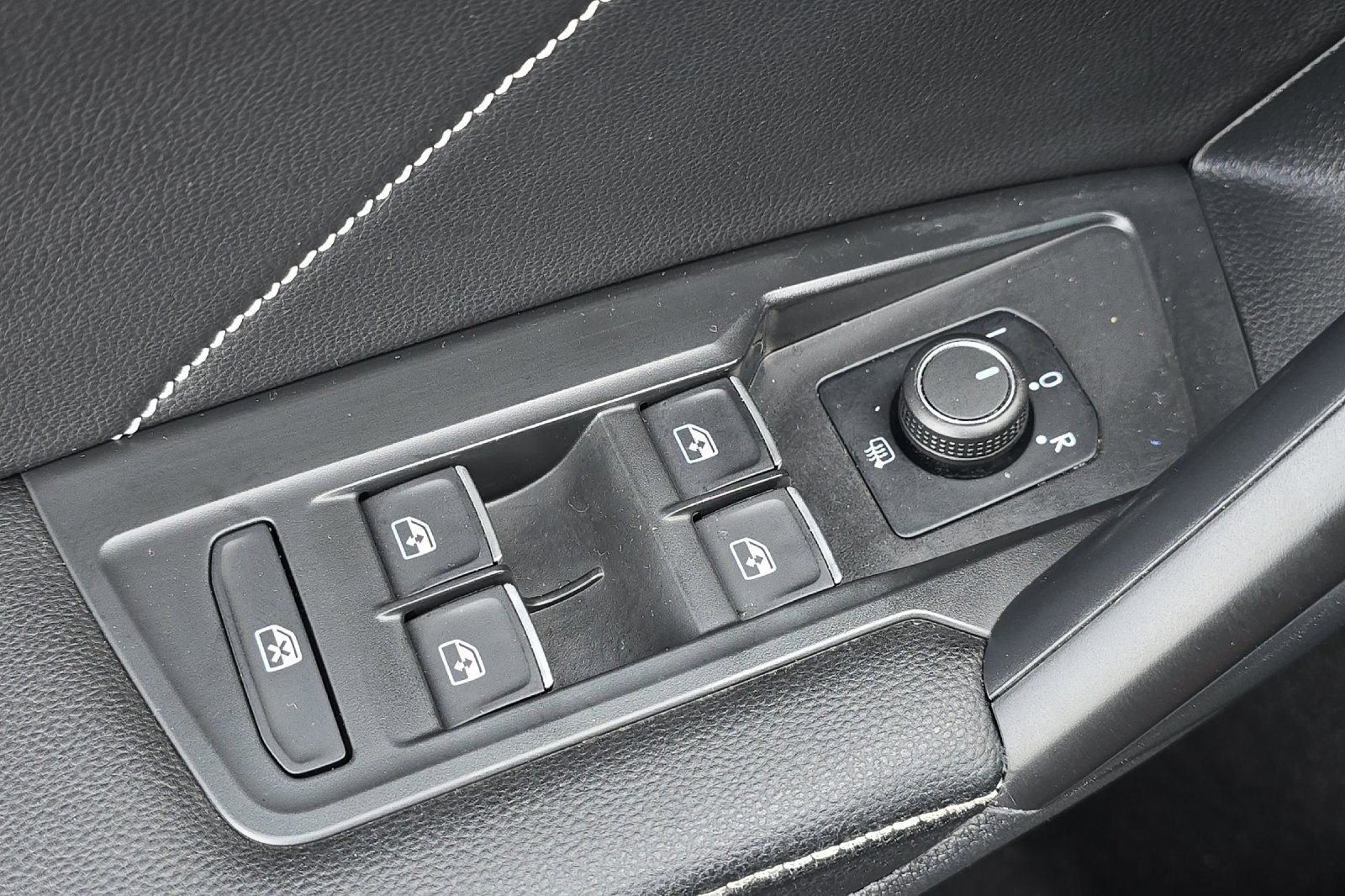 Used 2022 Volkswagen Tiguan SE image 11