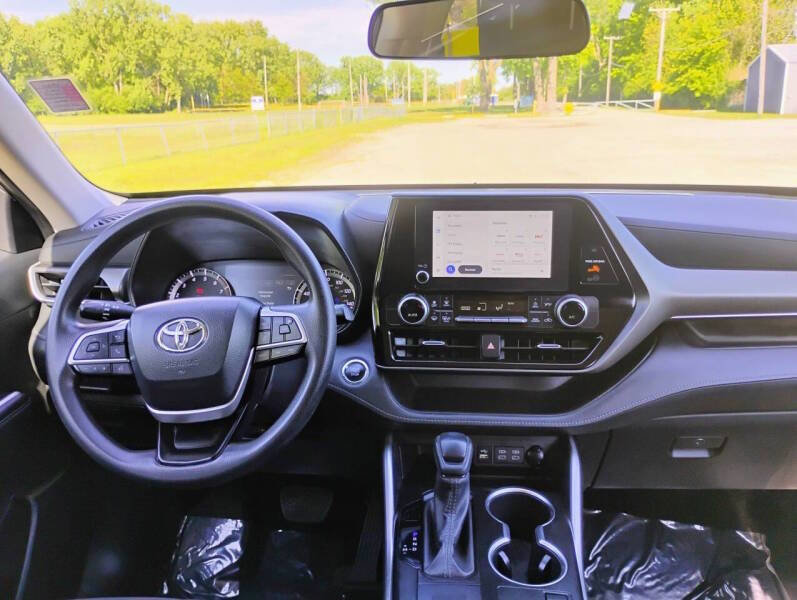 Used 2023 Toyota Highlander L FWD image 10