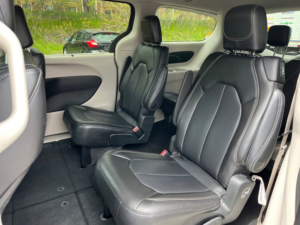 Used 2023 Chrysler Pacifica Touring-L FWD image 18