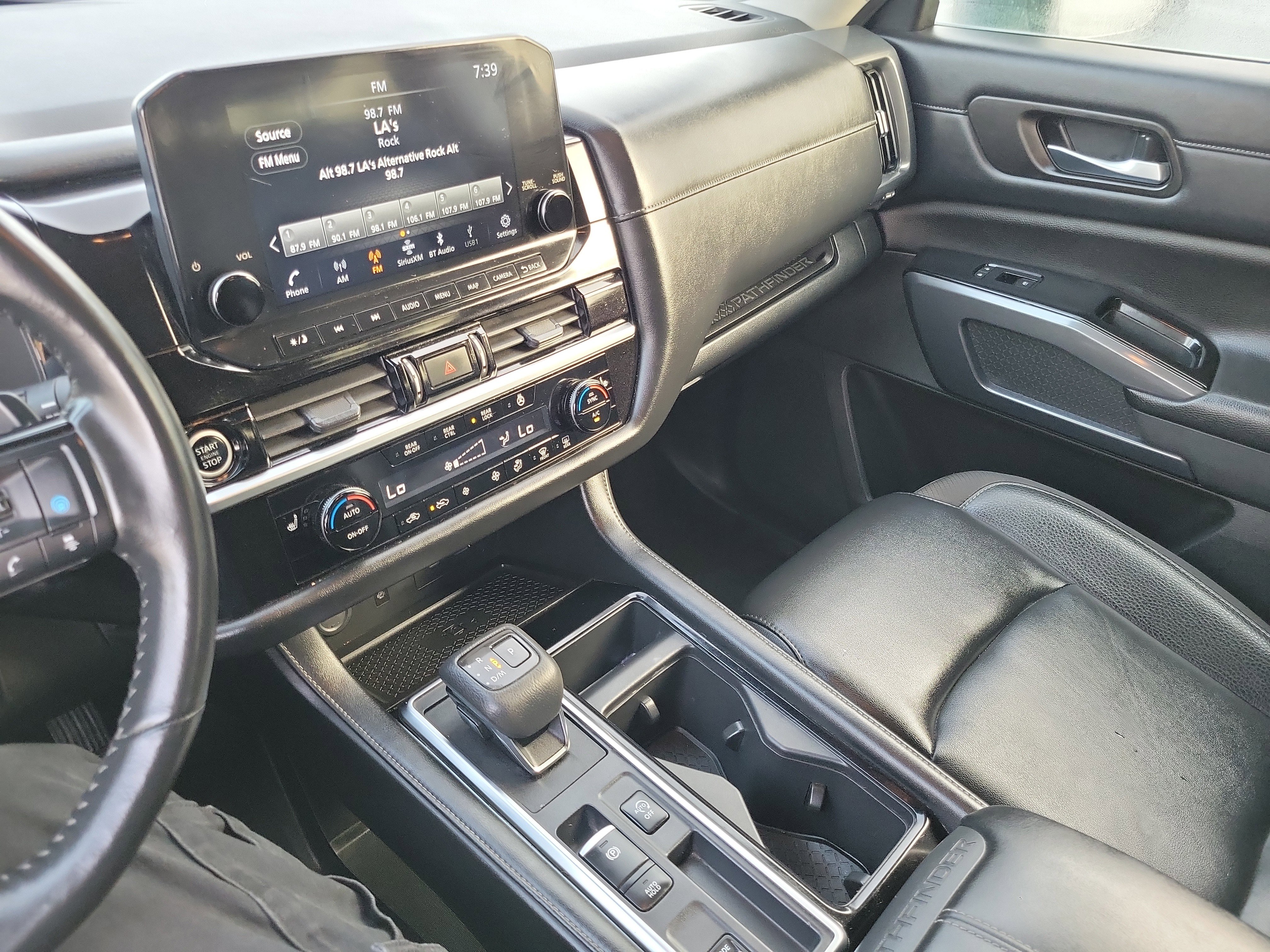 Used 2023 Nissan Pathfinder SL FWD image 15