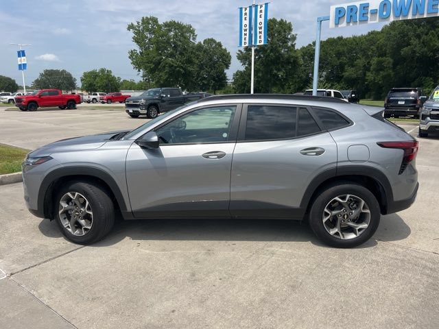 Used 2025 Chevrolet Trax LT w/ LT Convenience Package FWD image 3