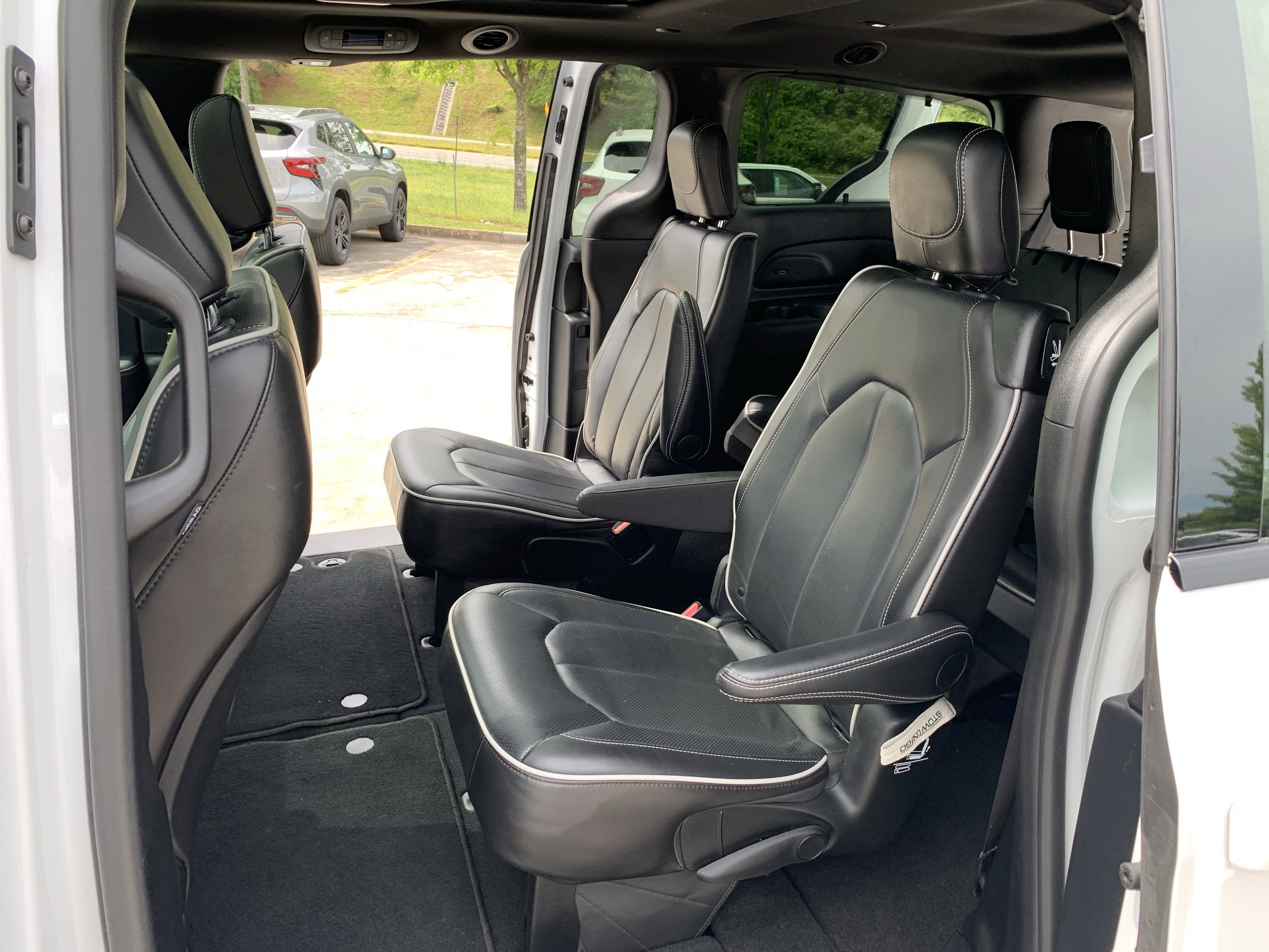Used 2025 Chrysler Pacifica Limited FWD image 31