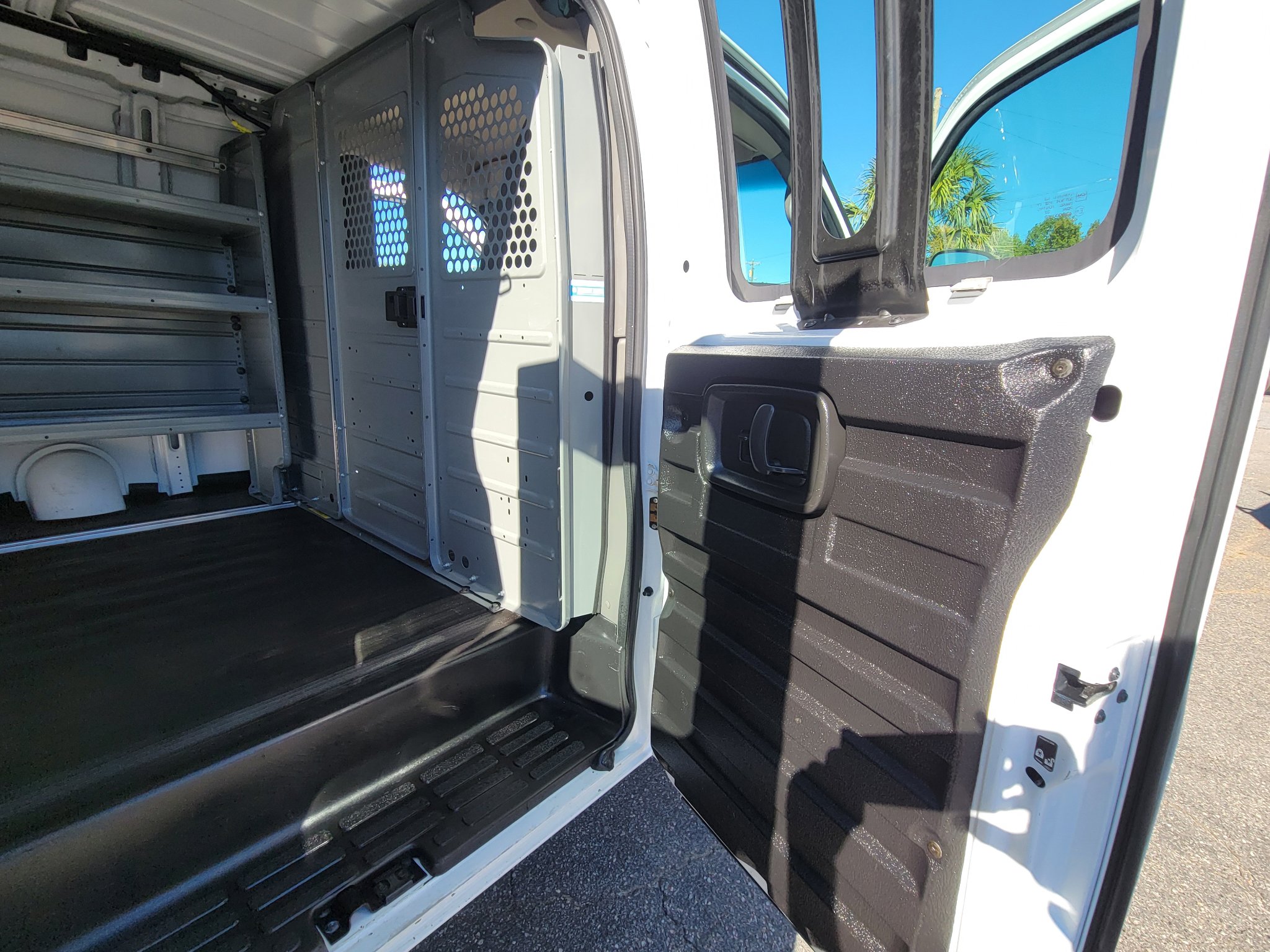 Used 2018 Chevrolet Express 2500 w/ Enhanced Convenience Package image 34
