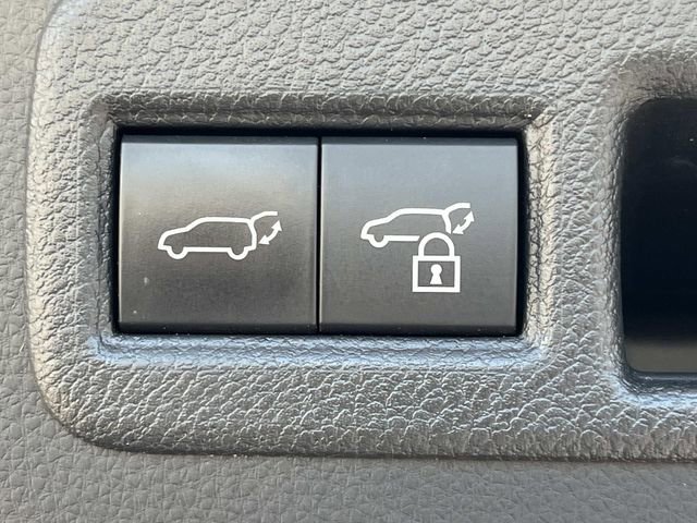 Used 2021 Toyota Venza LE AWD/4WD image 24