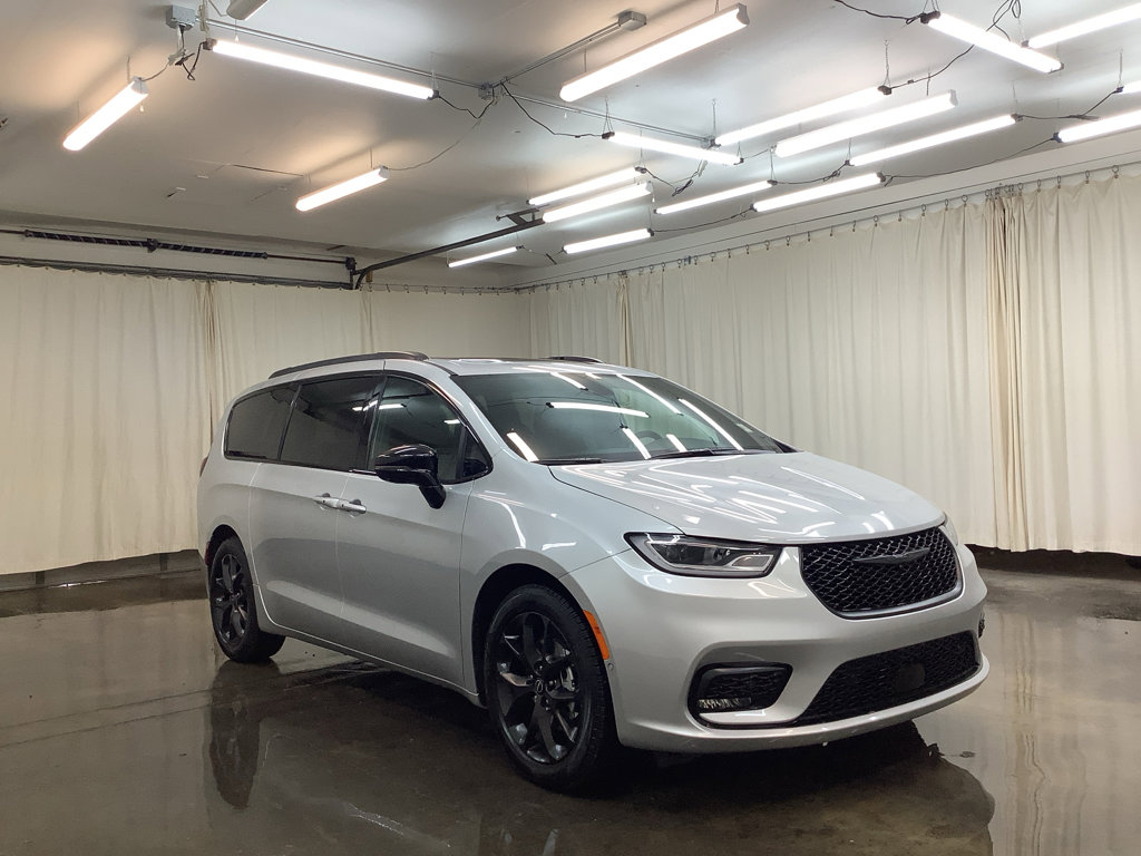 New 2026 Chrysler Pacifica Select w/ S Appearance Package FWD image 4