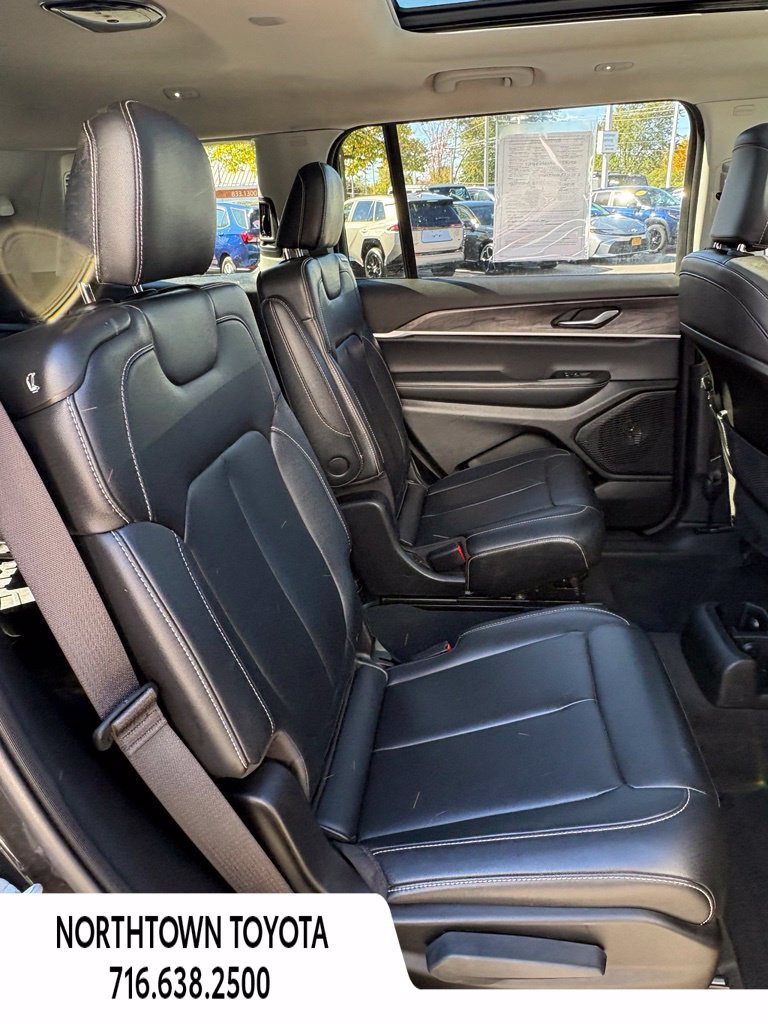 Used 2023 Jeep Grand Cherokee L Limited AWD/4WD image 16