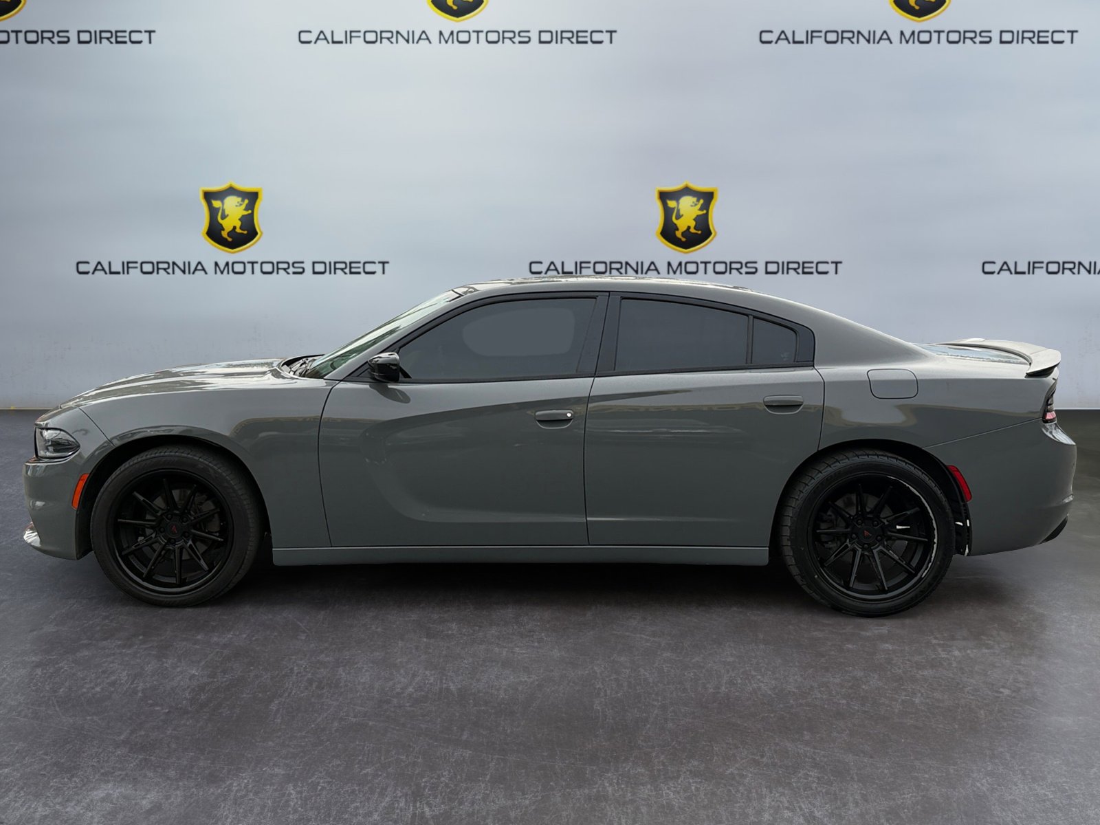 Used 2019 Dodge Charger SXT w/ Plus Group RWD image 2