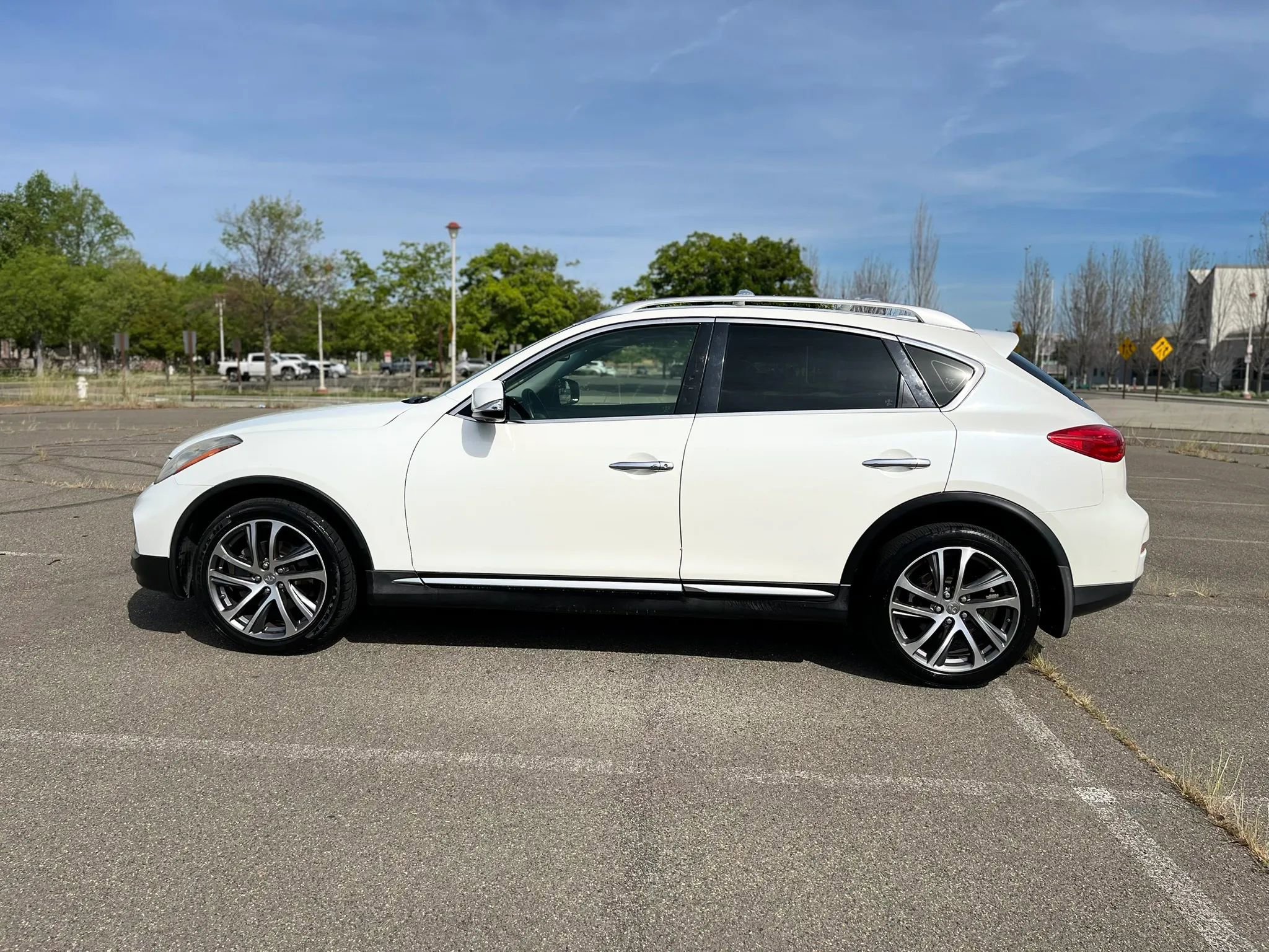 Used 2016 INFINITI QX50 2WD w/ Deluxe Touring Package image 8
