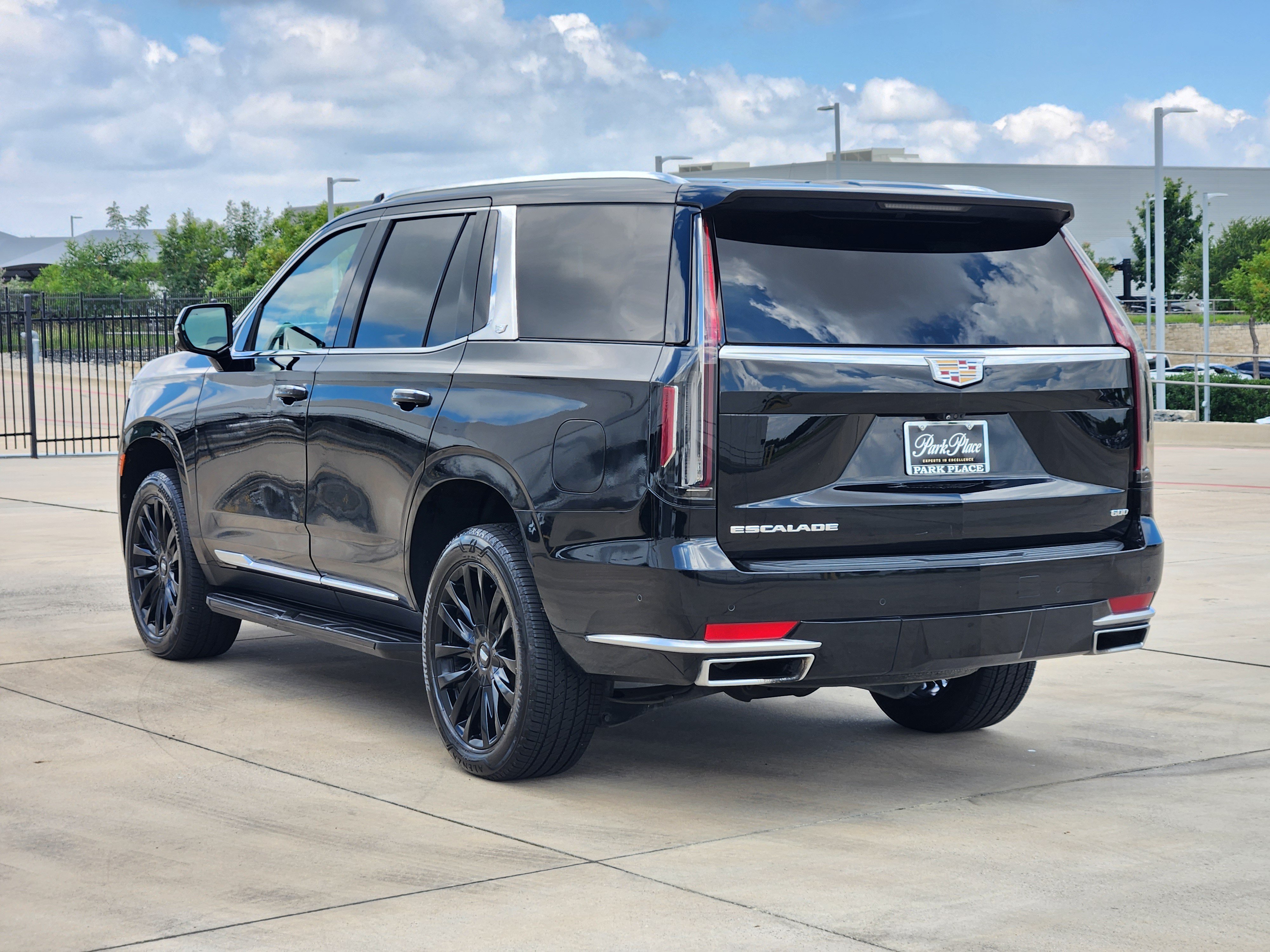 Used 2022 Cadillac Escalade Premium Luxury RWD image 4