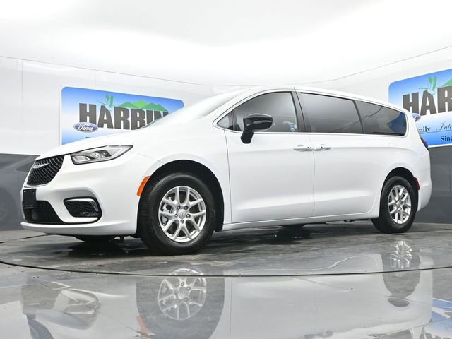 Used 2025 Chrysler Pacifica Select image 21