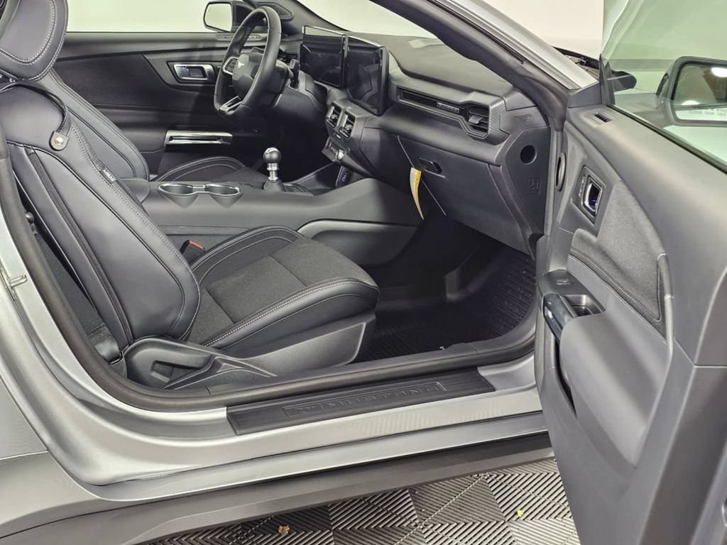 Used 2025 Ford Mustang GT RWD image 13