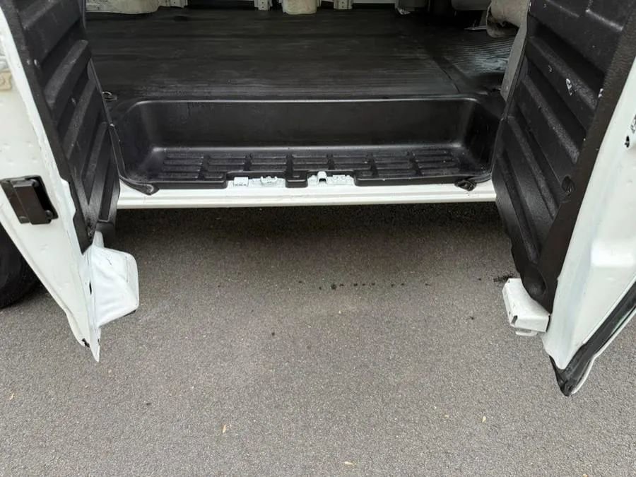 Used 2018 Chevrolet Express 2500 image 23