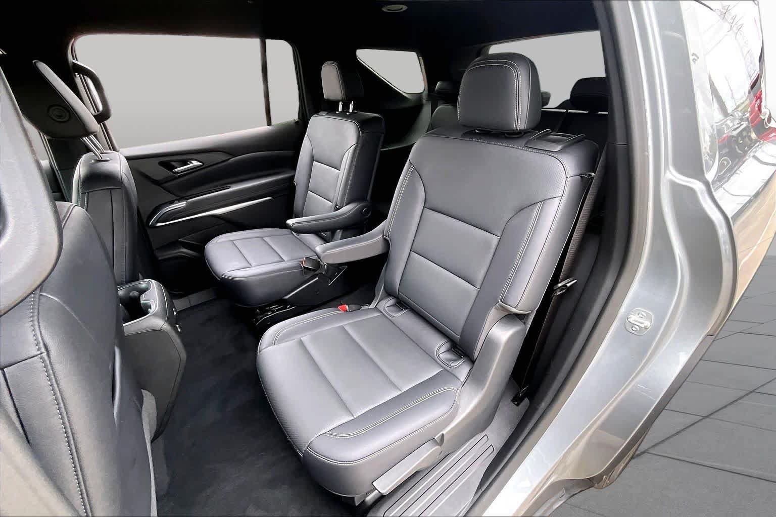 Used 2025 Chevrolet Traverse LT w/ Midnight/Sport Edition FWD image 21