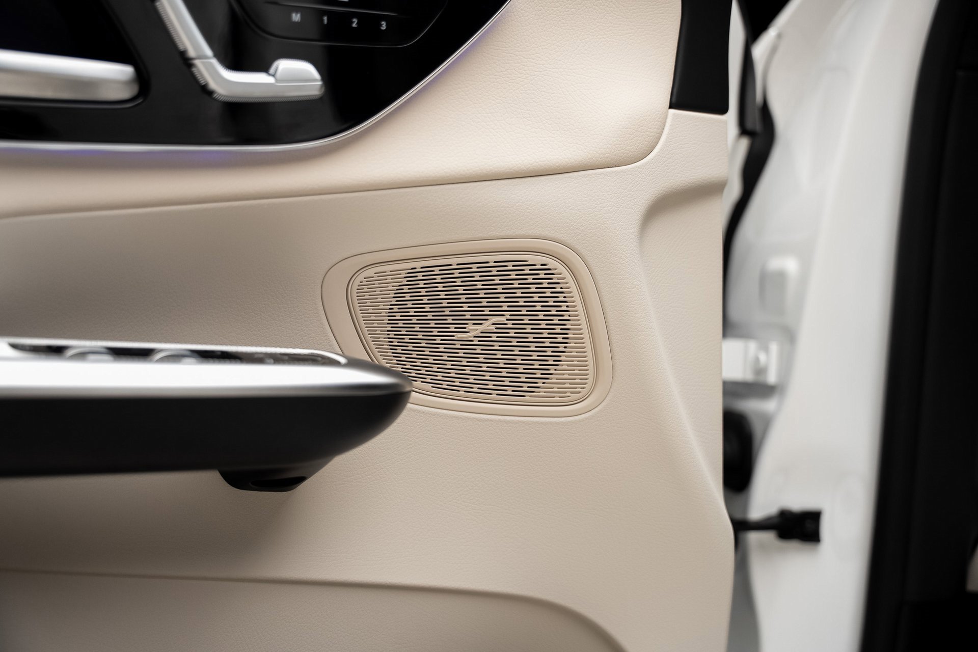 Used 2025 Mercedes-Benz GLC 350e 4MATIC image 53