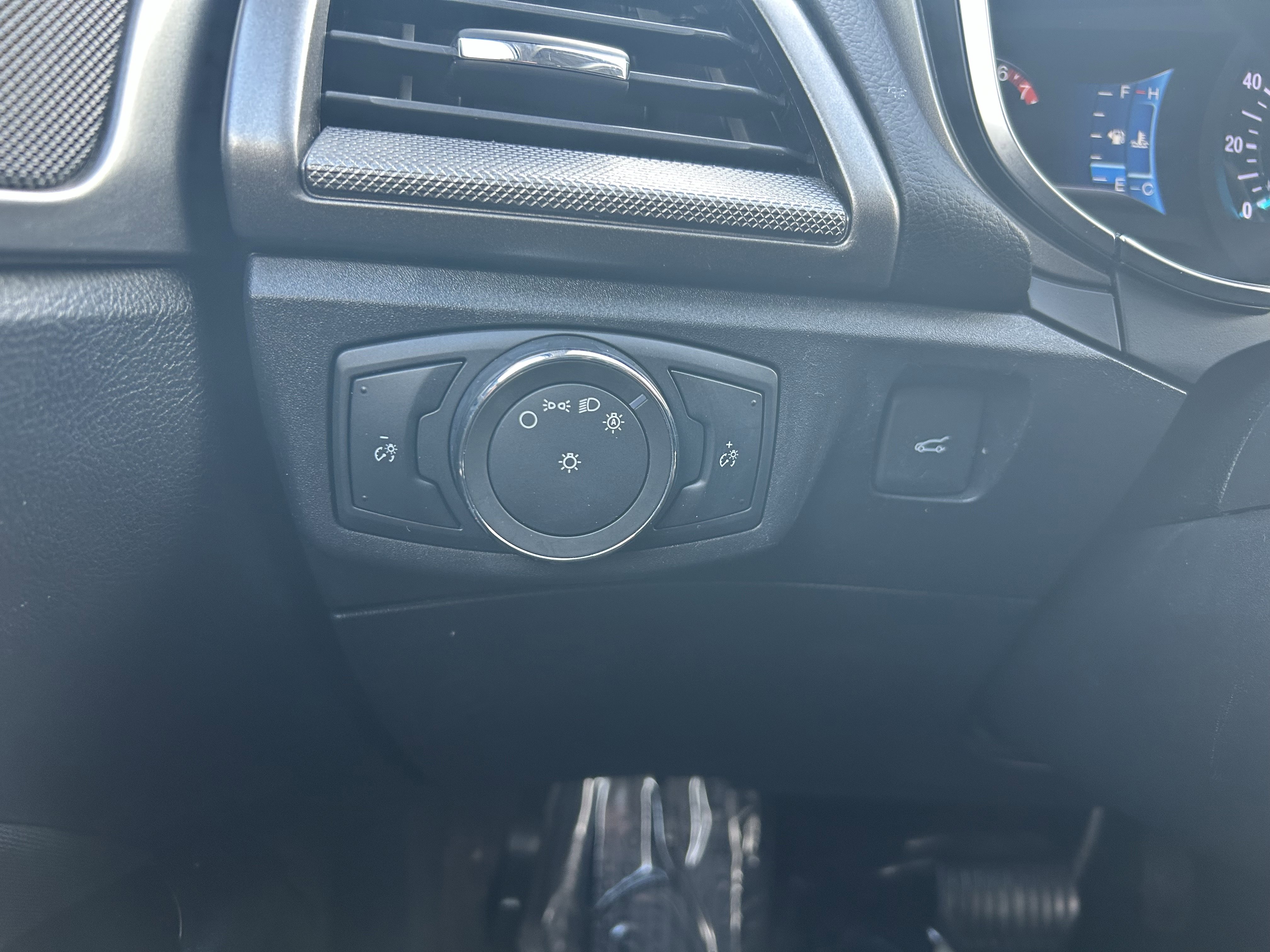 Used 2017 Ford Fusion SE w/ Fusion SE Technology Package image 19