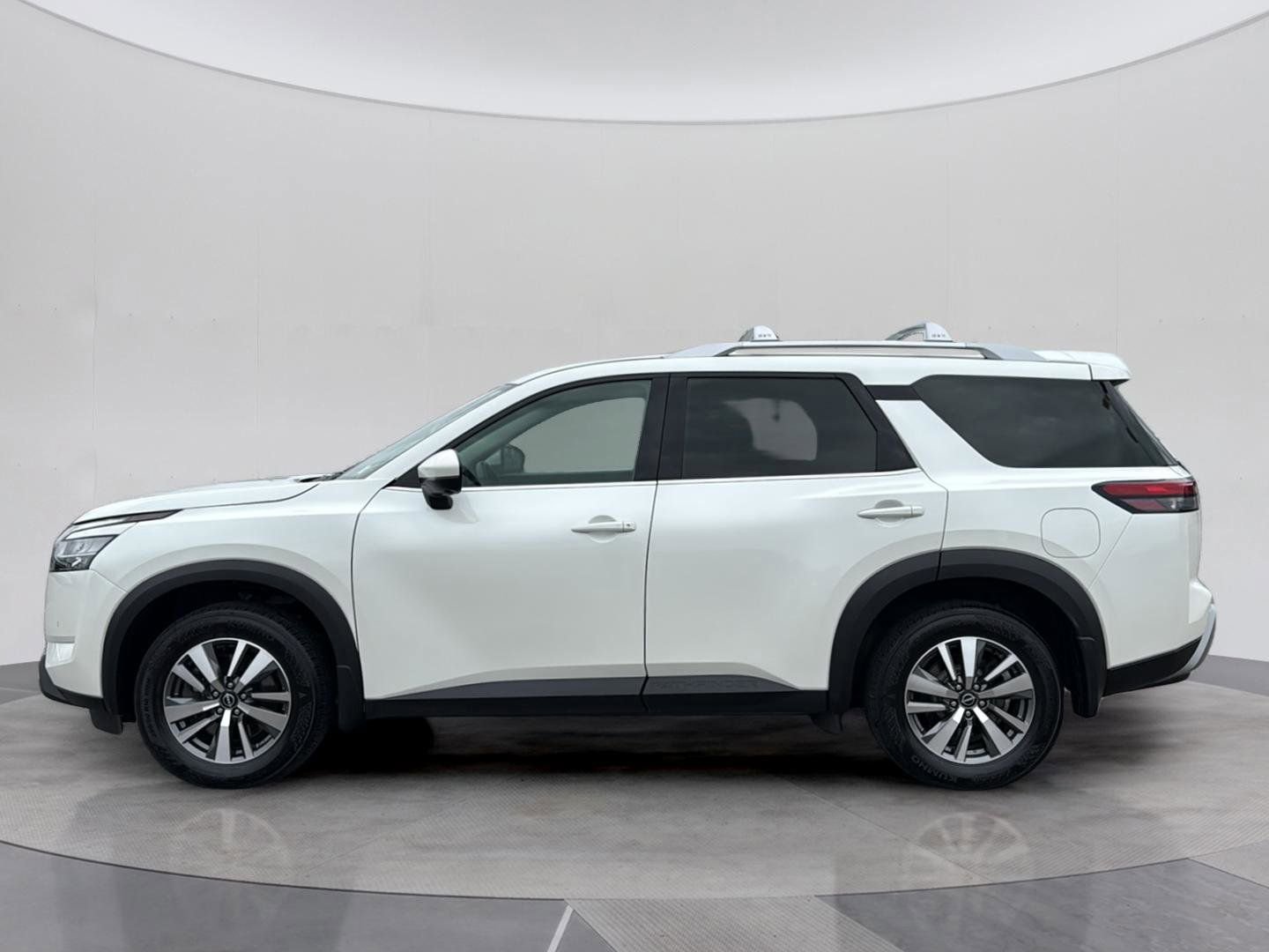Used 2024 Nissan Pathfinder SL image 2
