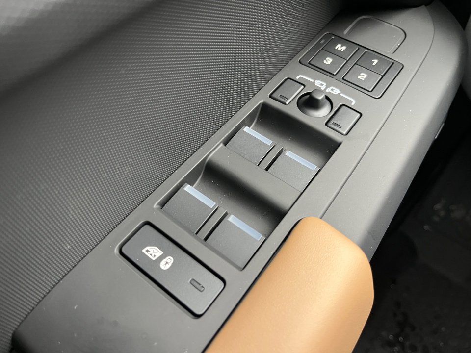 Used 2025 Land Rover Defender 110 S image 16