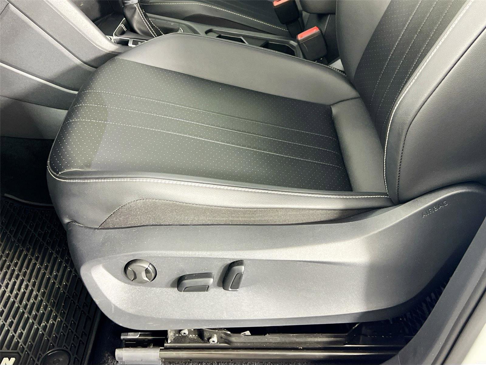 Used 2024 Volkswagen Tiguan SE R-Line AWD/4WD image 19