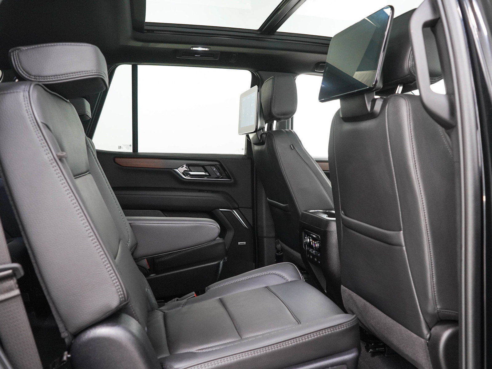 Used 2025 GMC Yukon Denali w/ Denali Reserve Package AWD/4WD image 14