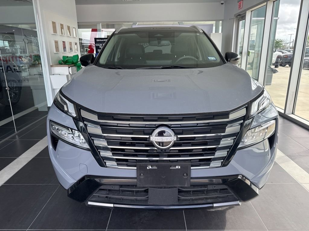 Used 2024 Nissan Rogue Platinum w/ Platinum Premium Package image 2