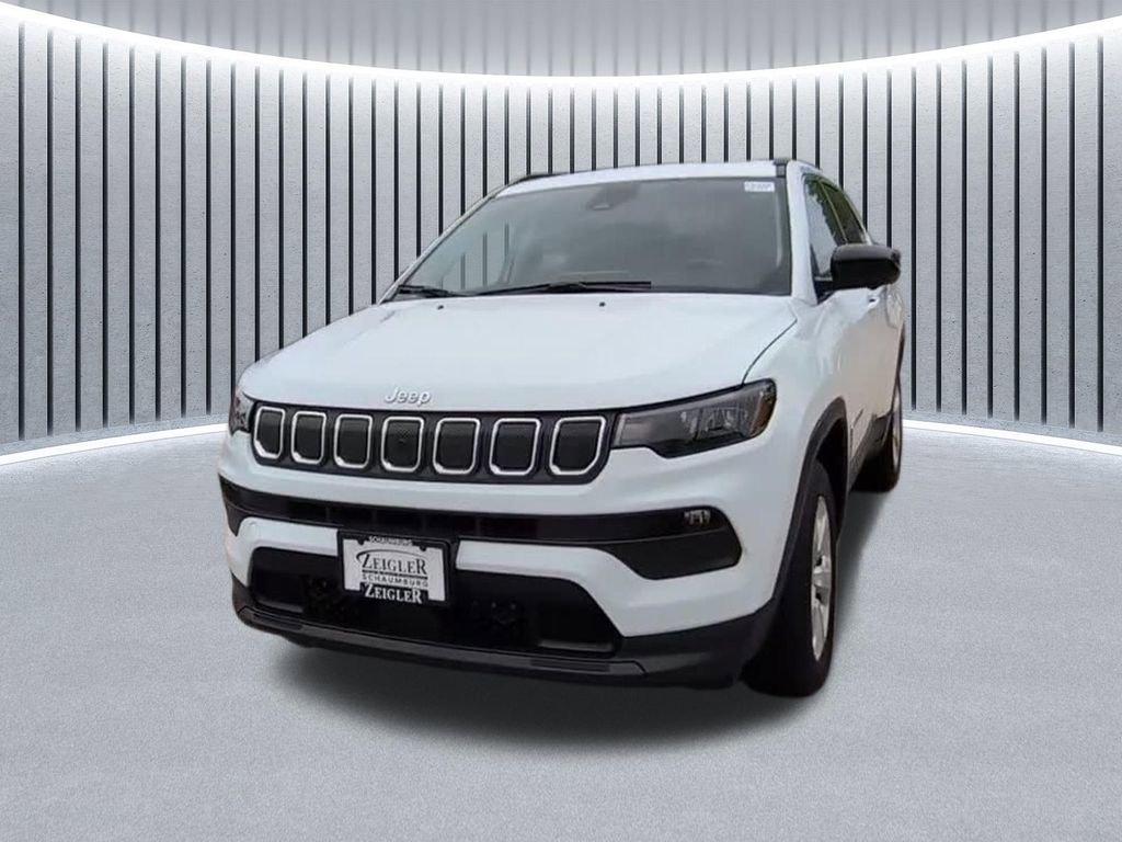 Used 2022 Jeep Compass Latitude w/ Sun and Sound Group AWD/4WD image 2