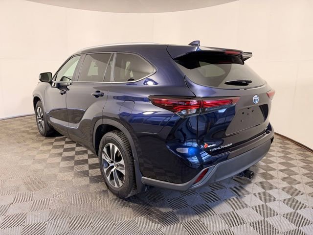 Used 2024 Toyota Highlander XLE AWD/4WD image 9