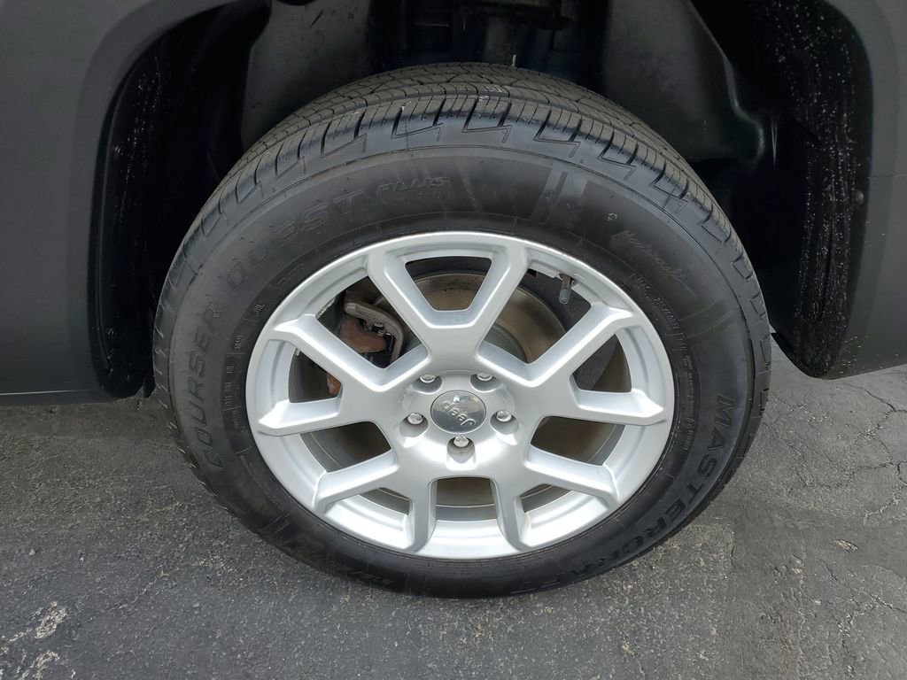 Used 2019 Jeep Renegade Latitude w/ Cold Weather Group AWD/4WD image 31