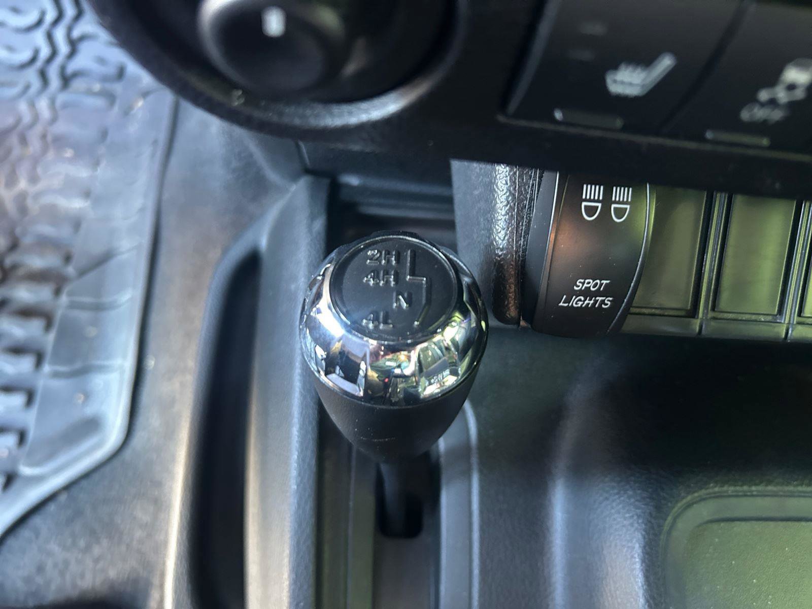 Used 2018 Jeep Wrangler Unlimited Sahara w/ Connectivity Group AWD/4WD image 18