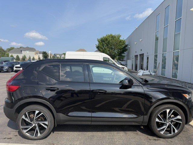 Used 2021 Volvo XC40 T5 R-Design w/ Climate Package AWD/4WD image 3