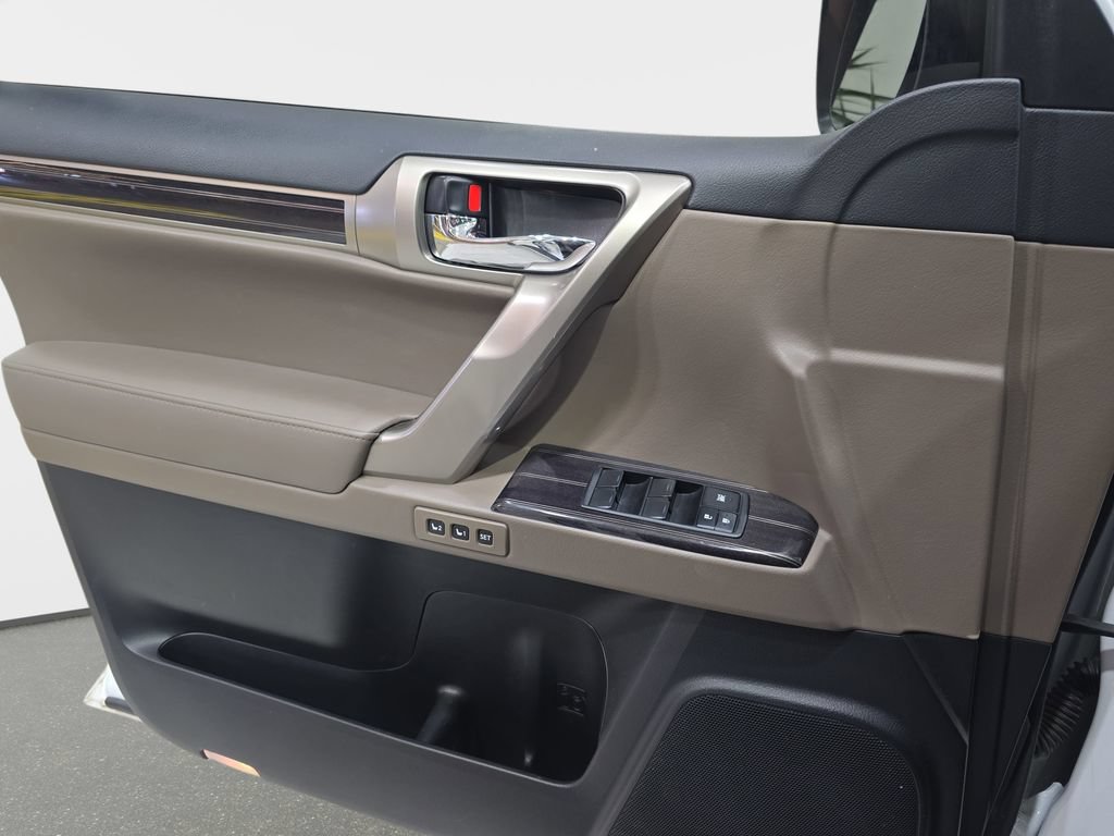 Used 2021 Lexus GX 460 Luxury w/ Sport Design Package AWD/4WD image 28