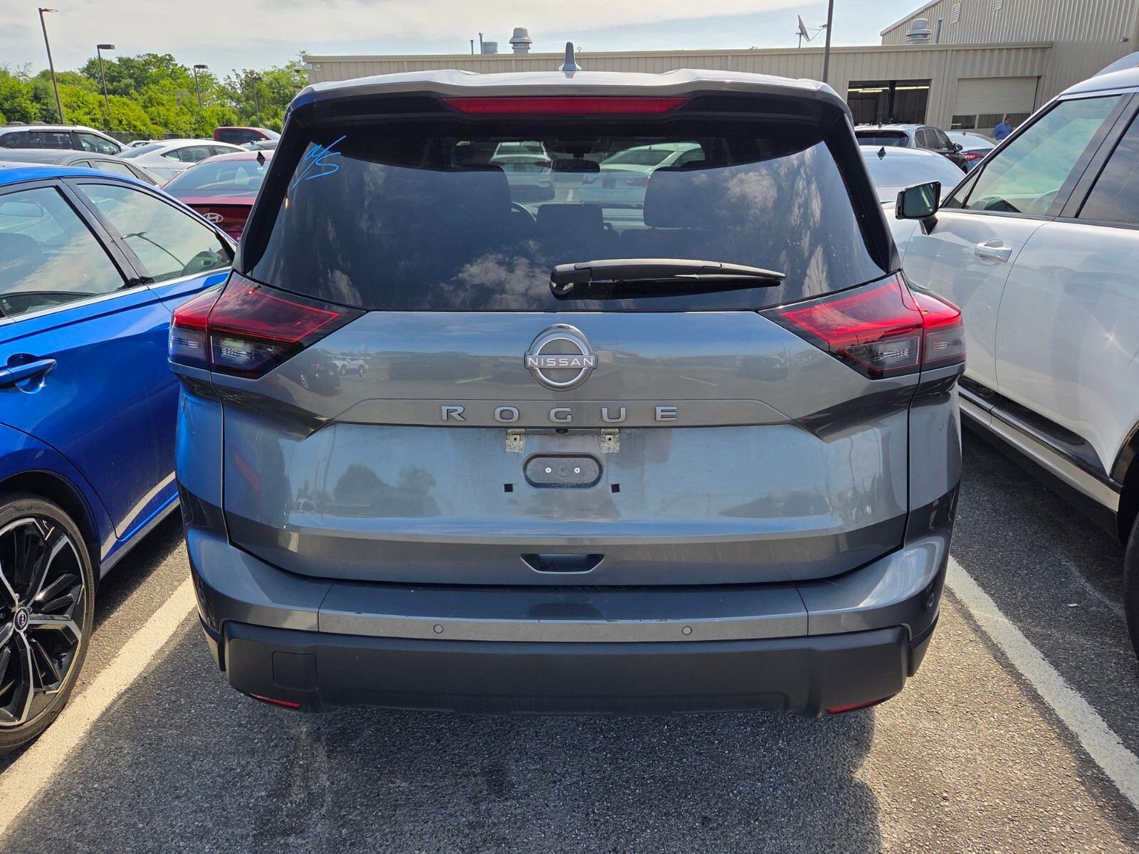 Used 2025 Nissan Rogue SV image 7