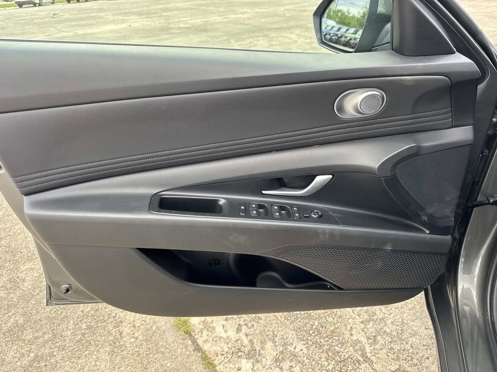 Used 2025 Hyundai Elantra SEL image 36