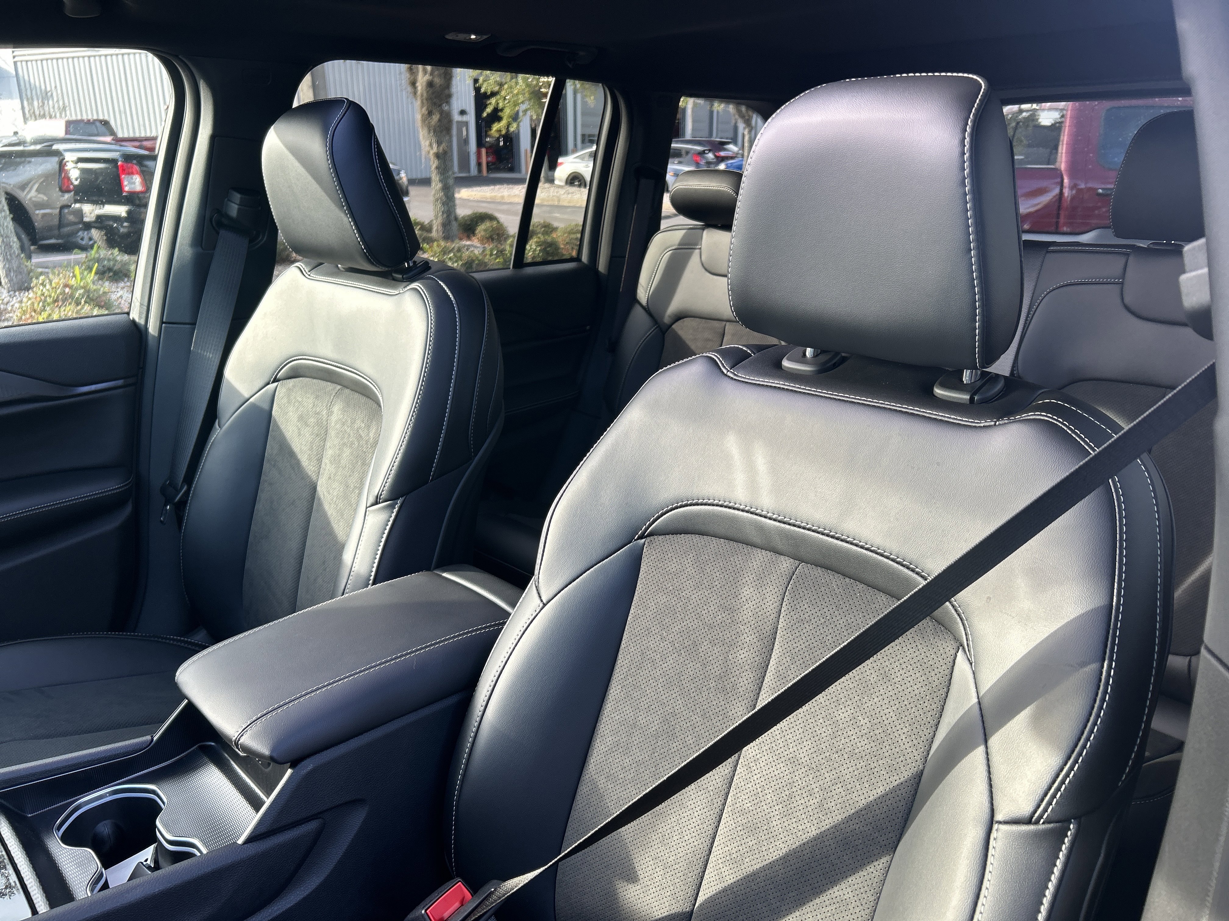 New 2025 Jeep Grand Cherokee Altitude image 14